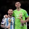Lionel Messi y Emiliano Martínez con el Balón de Oro y el Guante de Oro del Mundial 2022