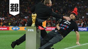Jimmy Jump siento atacado tras intentar robar la Copa del Mundo en 2010.