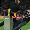 Jimmy Jump siento atacado tras intentar robar la Copa del Mundo en 2010.
