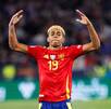 Lamine Yamal con la camia de la selección de futbol de España