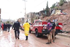 Bomberos y militares de Nogales, Sonora, desplegándose por las inundaciones de la ciudad