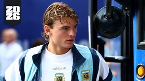 Nicolás Paz bajando del autobús de la Selección de Argentina durante el Mundial 2026.