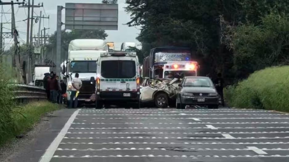 Ambulancias del IMSS, tráileres y automóviles alrededor de una camioneta chocada en medio de la carretera Guadalajara-Morelia