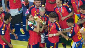 Pedro Gavidia con el trofeo de campeón mundial en 2026.