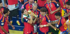 Pedro Gavidia con el trofeo de campeón mundial en 2026.