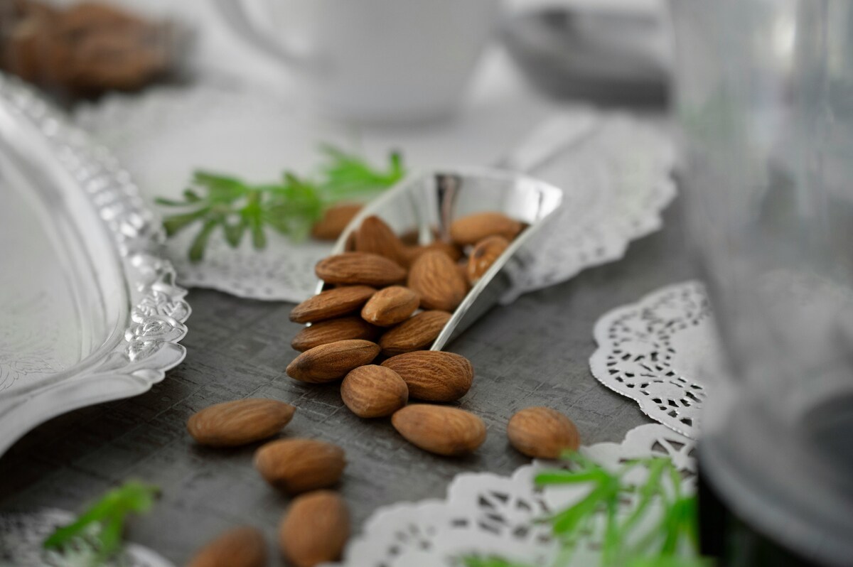 La almendra dulce presenta un alto contenido en grasas —sobre todo monoinsaturadas—, fuente de proteínas vegetales, y en menor medida, aporta hidratos de carbon