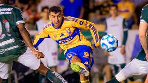 Ángel Correa disputando un partido con Tigres durante el Clausura 2026 en el Estadio Universitario.