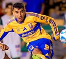 Ángel Correa disputando un partido con Tigres durante el Clausura 2026 en el Estadio Universitario.