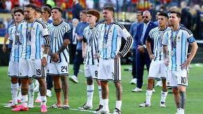 Jugadores de Argentina lamentando el segundo lugar en el Mundial 2026 tras perder contra España.