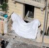 Miembros de un equipo de desactivación de explosivos responden a un ataque que involucró un artefacto explosivo en el vestíbulo de un edificio residencial