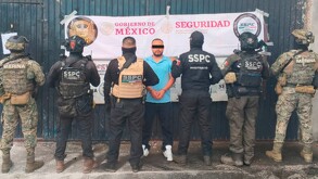 José Guadalupe ‘N’, alias ‘El M4’, con los ojos censurados mientras es detenido por militares de la Marina y agentes de la Secretaría de Seguridad