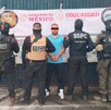 José Guadalupe ‘N’, alias ‘El M4’, con los ojos censurados mientras es detenido por militares de la Marina y agentes de la Secretaría de Seguridad