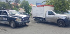 Se observan unos vehículos estacionados.