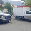 Se observan unos vehículos estacionados.