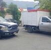Se observan unos vehículos estacionados.