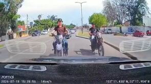 Dos motociclistas captados por la cámara de un auto mientras circulan sobre Carretera a Chapala con vehículos alrededor