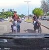 Dos motociclistas captados por la cámara de un auto mientras circulan sobre Carretera a Chapala con vehículos alrededor
