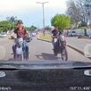 Dos motociclistas captados por la cámara de un auto mientras circulan sobre Carretera a Chapala con vehículos alrededor