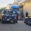 Patrulla y oficiales de la Policía de Guadalajara al lado del Mercado de Abastos con tráileres y una camioneta alrededor