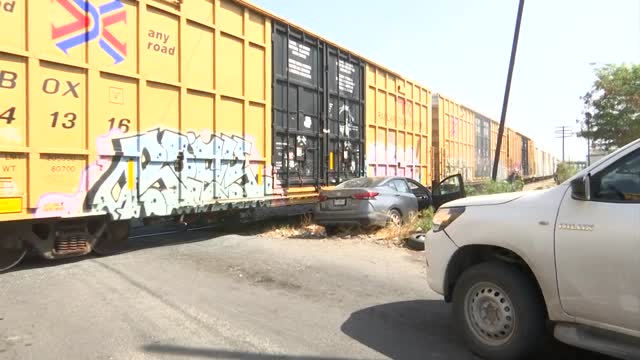 Un automóvil fue impactado y arrastrado por una locomotora en el cruce de Luis Mora y Venustiano Carranza, en Monterrey.