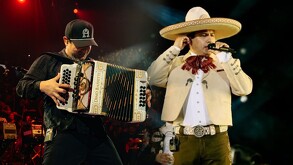 Alfredo Olivas y Julión Alvarez durante una presentación en vivo