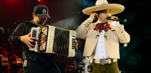 Alfredo Olivas y Julión Alvarez durante una presentación en vivo