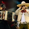 Alfredo Olivas y Julión Alvarez durante una presentación en vivo