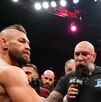 Conor McGregor enfrentando a Max Holloway.