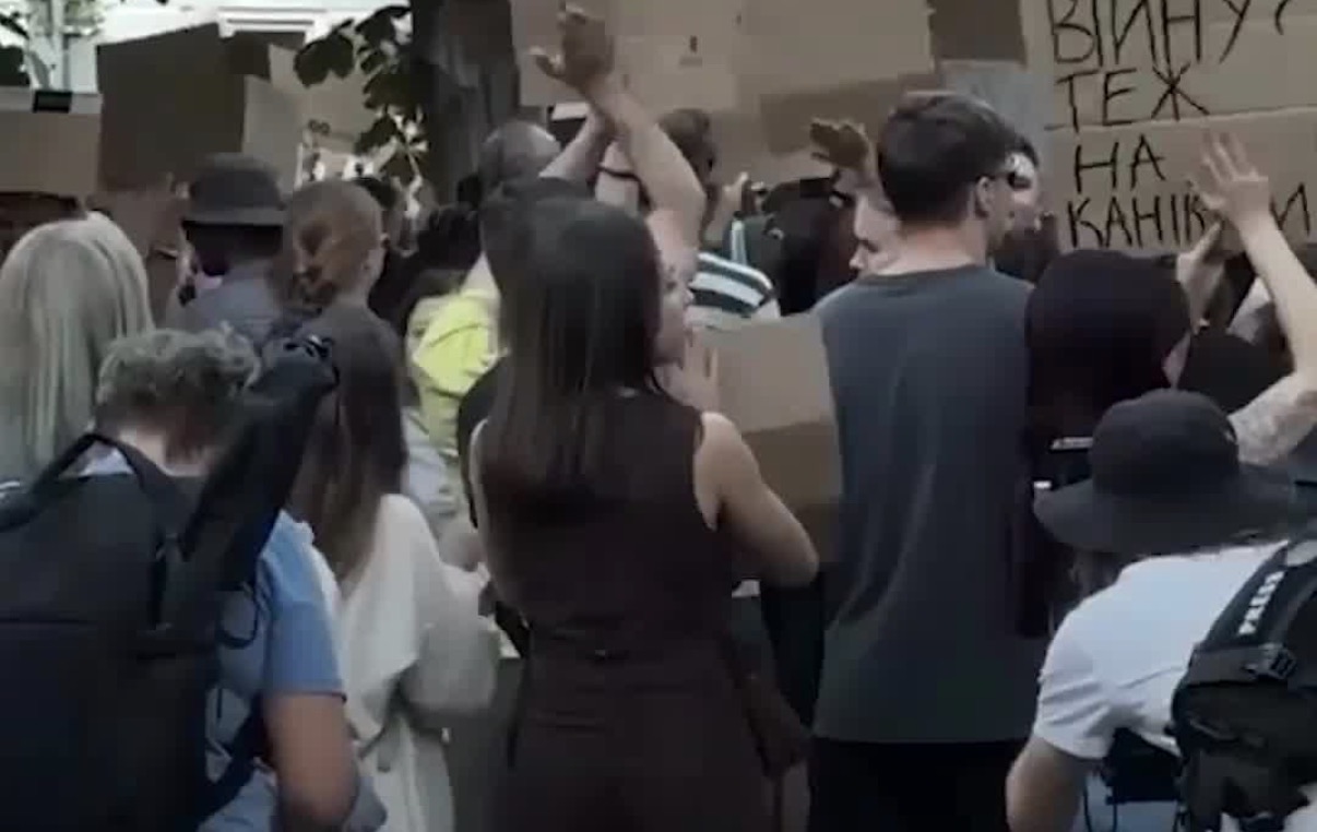 Las imágenes muestran banderas ucranianas ondeando sobre la multitud mientras los manifestantes portan pancartas en contra de algunos mandatarios.