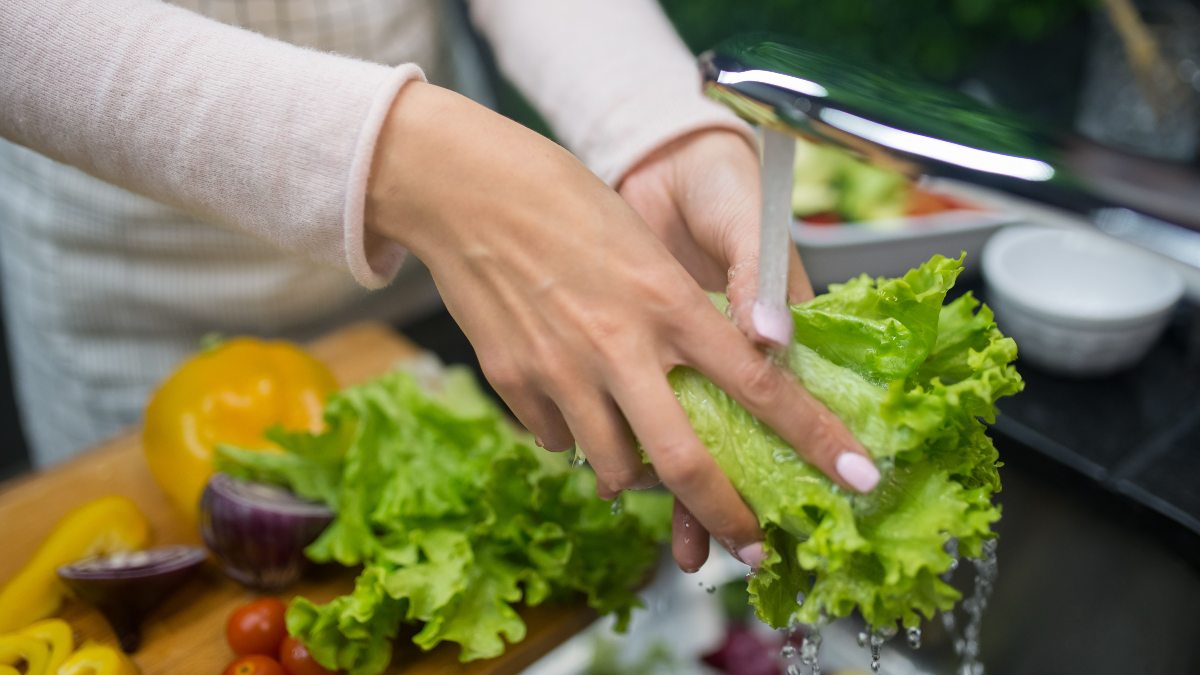 Te contamos en qué alimentos puede haber el parásito Cyclospora, el cual provoca ciclosporiasis y ha causado un brote en Estados Unidos.