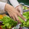 Te contamos en qué alimentos puede haber el parásito Cyclospora, el cual provoca ciclosporiasis y ha causado un brote en Estados Unidos.