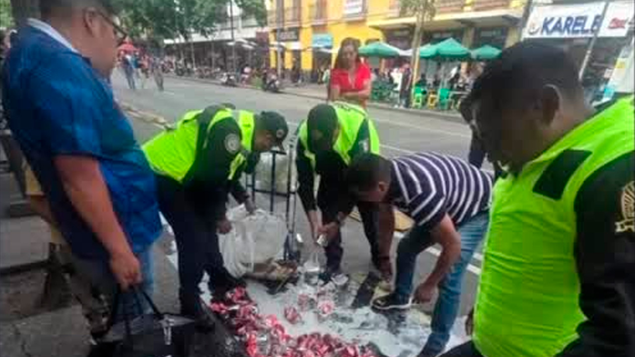 La Secretaría de Seguridad Ciudadana aseguró y destruyó bebidas alcohólicas transportadas en una camioneta en la colonia Juárez, CdMx.