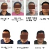 once personas detenidas con los ojos cubiertos
