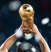 Trofeo de la Copa Mundial siendo cargado por un campeón.