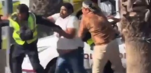 Policía de Puebla siendo golpeado por un grupo de personas.