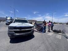 Un choque en Saltillo dejó a un motociclista con lesiones graves. Las autoridades buscan al conductor que escapó tras el impacto.