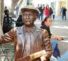 escultura del pedro angel palou en el corredor 5 de mayo en puebla