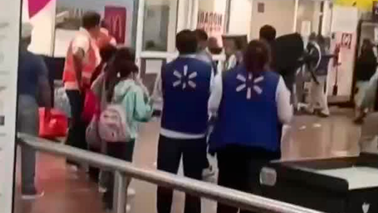 Un grupo de presuntos farderos protagonizó un violento enfrentamiento con personal de seguridad en una tienda de autoservicio de Nicolás Romero.