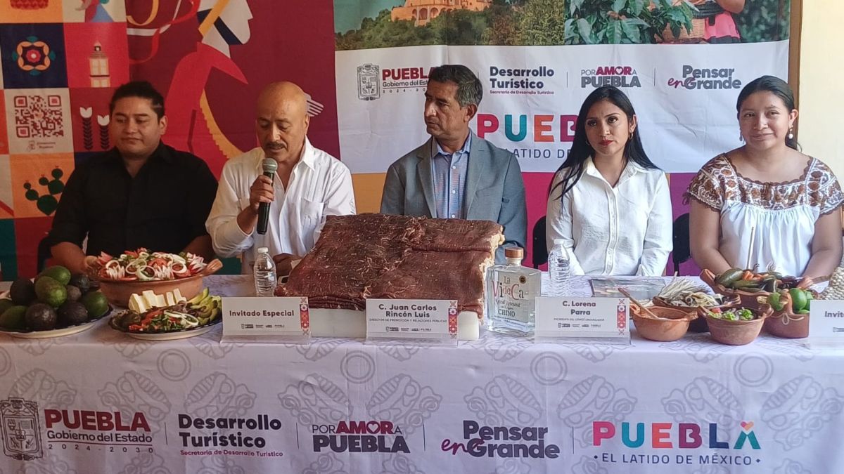 personas en una conferencia de prensa de la feria de la cecina atlixco 2026