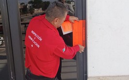 Autoridades clausurando una cantina en sector Viñedos de Torreón.