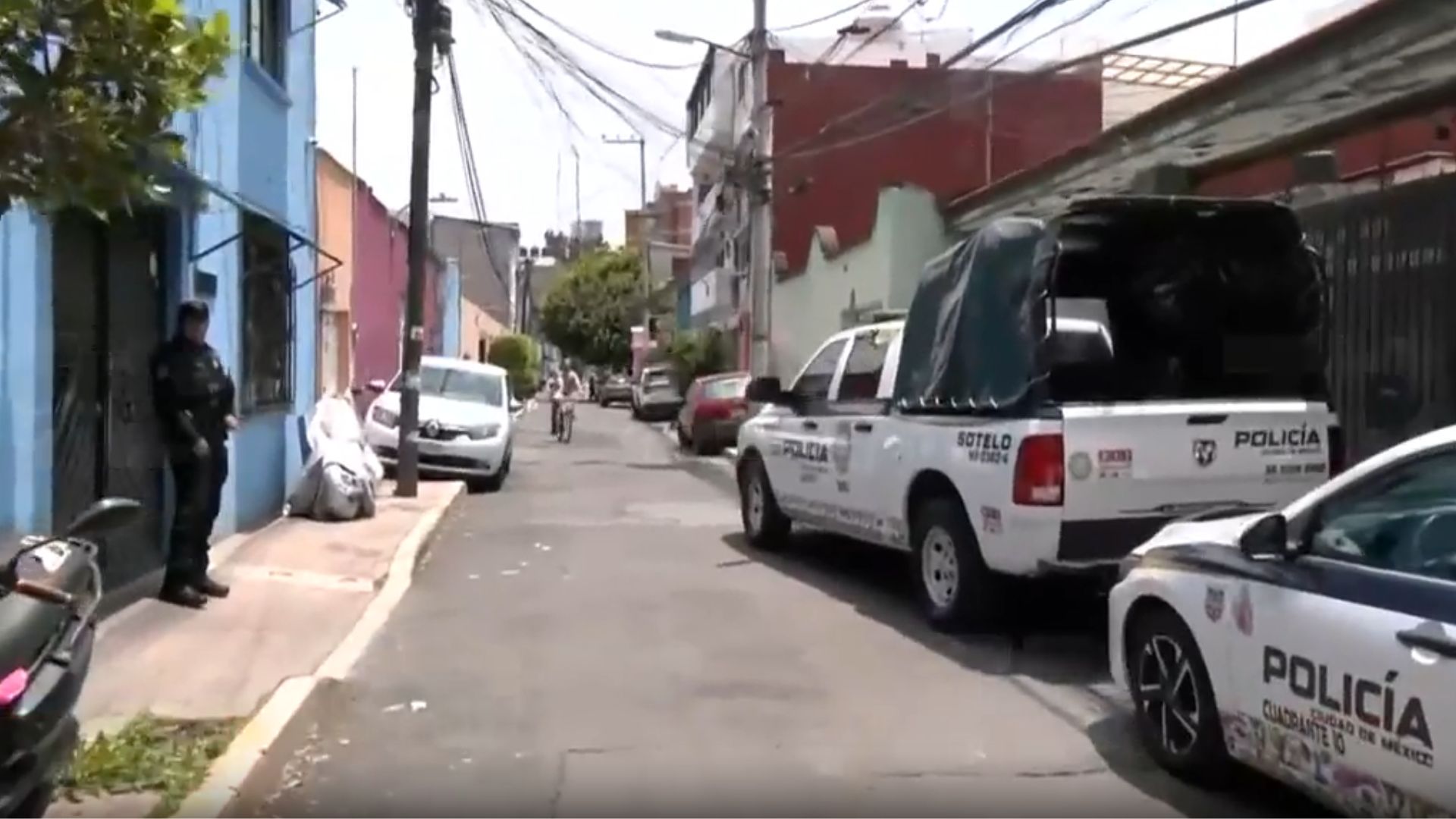 Cuerpo en descomposición tras olor fétido. Vecinos llamaron al 911. Hombre de 50 años llevaba varios días fallecido.