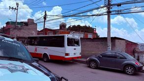 Un hombre fue asesinado al interior de una unidad de transporte público en Naucalpan, Estado de México.