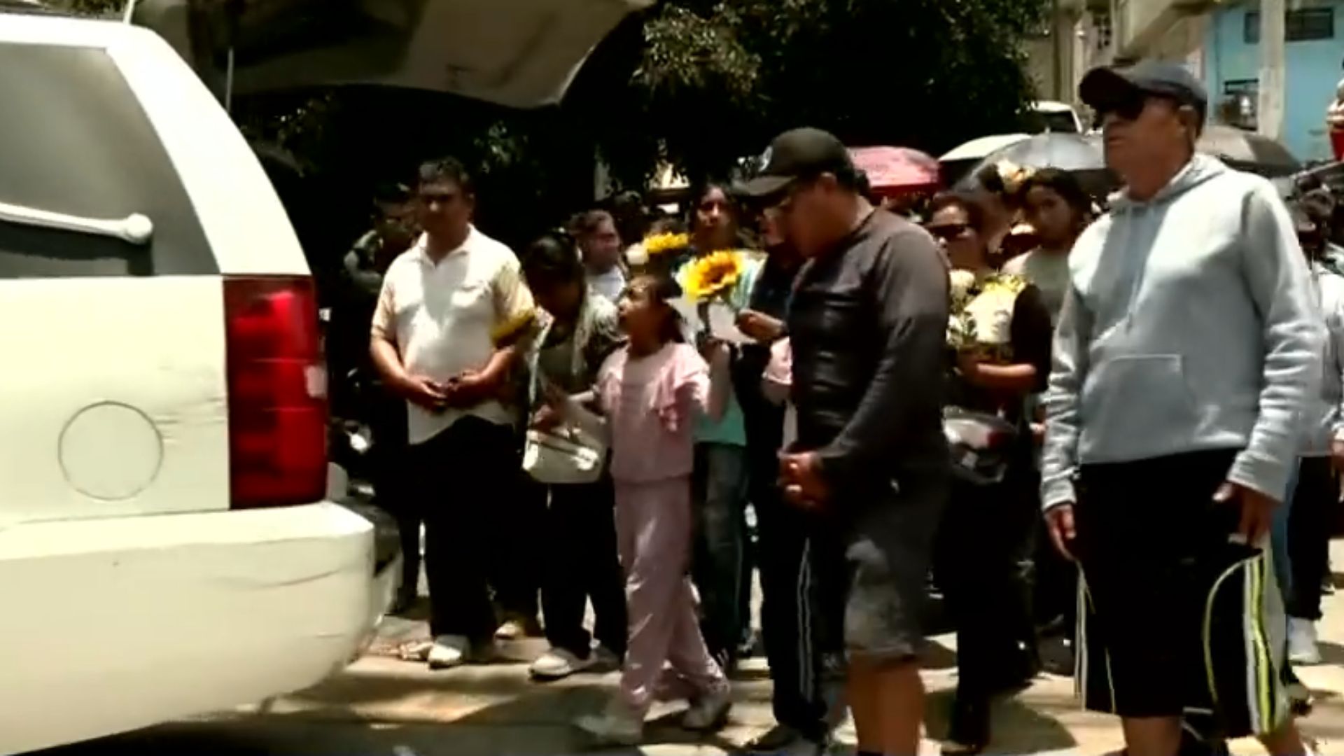 Familiares de José Guadalupe le dan el último adiós, murió tras enfrentar a dos asaltantes en Chimalhuacán.