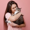 una mujer besando a un gato