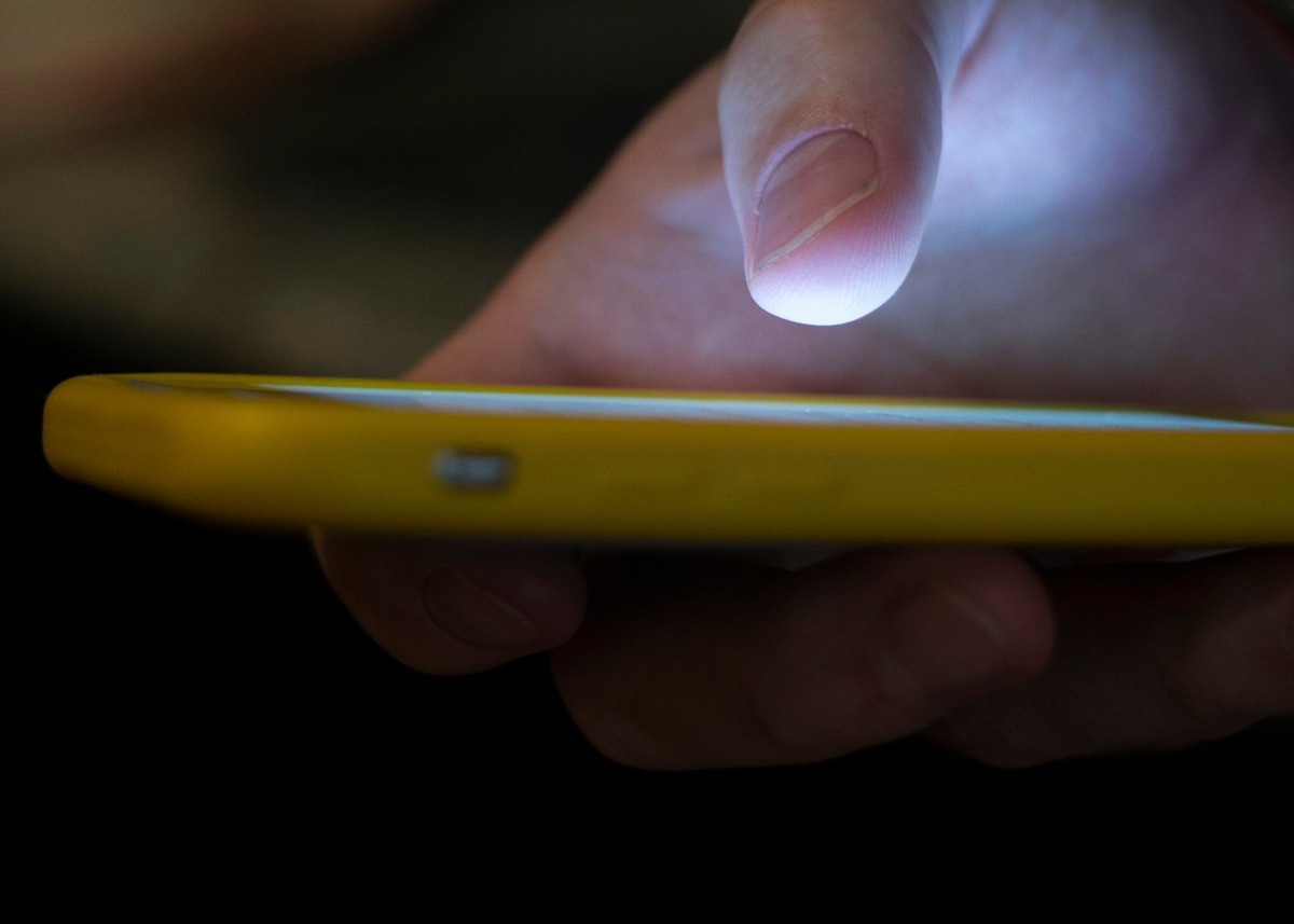 Una persona usa un teléfono celular en Nueva Orleans el 11 de agosto del 2019.