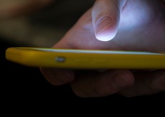 Una persona usa un teléfono celular en Nueva Orleans el 11 de agosto del 2019.