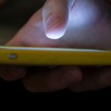 Una persona usa un teléfono celular en Nueva Orleans el 11 de agosto del 2019.