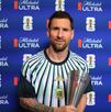 Fotografía de Messi recibiendo el trofeo del Jugador del Partido