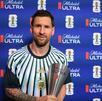Fotografía de Messi recibiendo el trofeo del Jugador del Partido