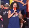 Marc Cucurella cantando su canción en los festejos de España tras el Mundial 2026.
